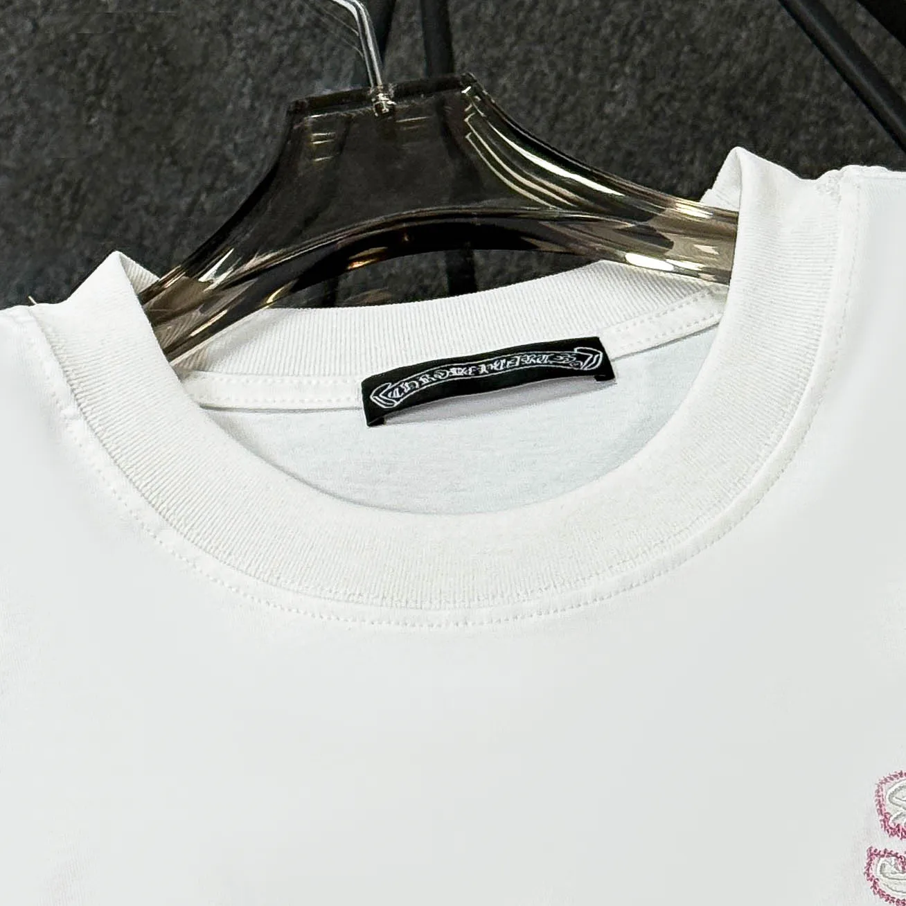 P180 Chrome Hearts 25 high-end versions. The fabric is made of 300 grams of high-density pure cotton. It does not deform or shrink. It has three labels. It is the same style for men and women. Technology: patch embroidery + original development hardware. Color: white, black. SIZE: S-XL.